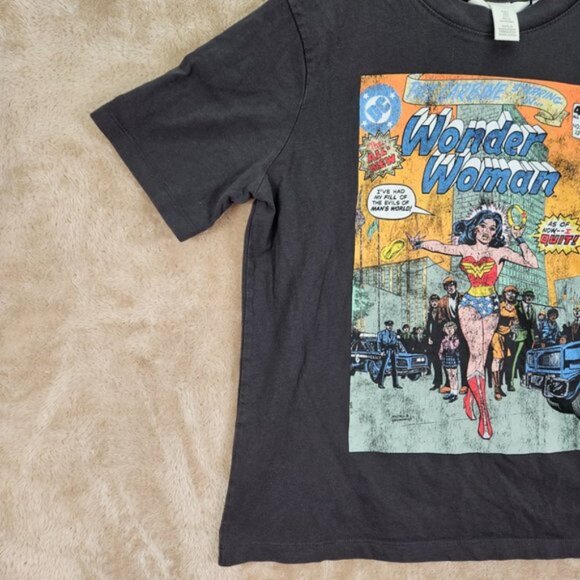 DC WB Wonder Woman Superheroes Comics Tee Women's Size S Black Short Sleeve H&M - Picture 7 of 10